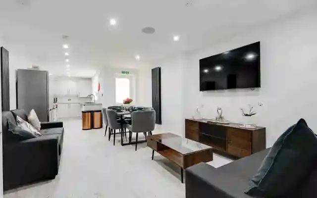 15 Halsbury road, L6 1