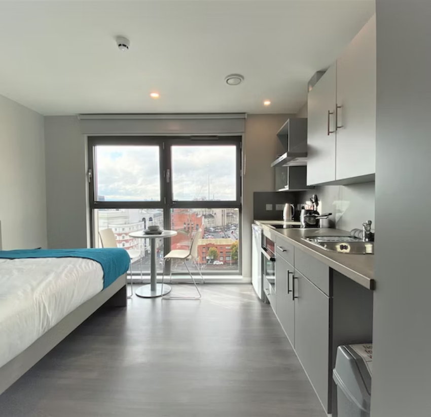 Studio bronze - city view (upper floors)