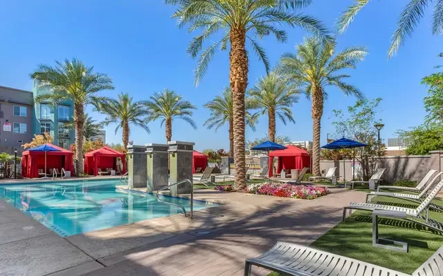 CIRQ 44 Apartments - Phoenix student accommodation - Swimming pool