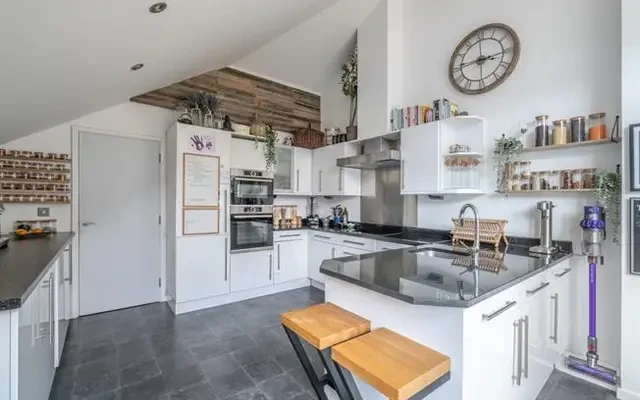 Western Gateway, London, E16 1BA 3