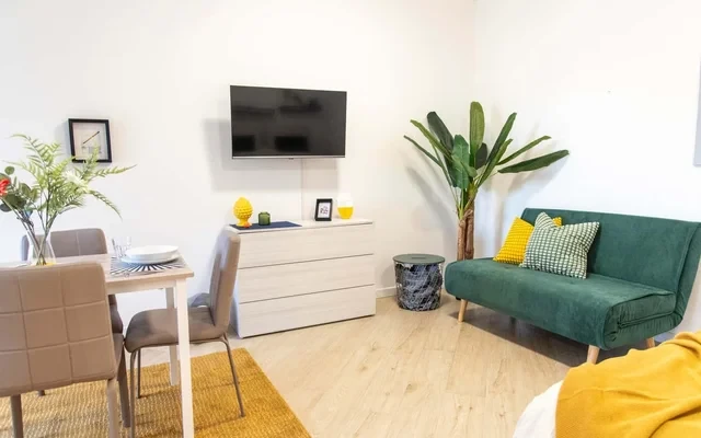 STUDIO APARTMENT (up to 4) with LIVING AREA, PATIO and PRIVATE GARDEN, 15 min to ROME-DOWNTOWN #R1 3