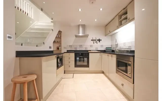 Princess Victoria Street, BS8 4DB 2