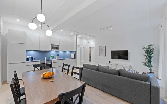 Luxurious, freshly renovated 4 room apartment in Prenzlauer Berg in the heart of Berlin. 3