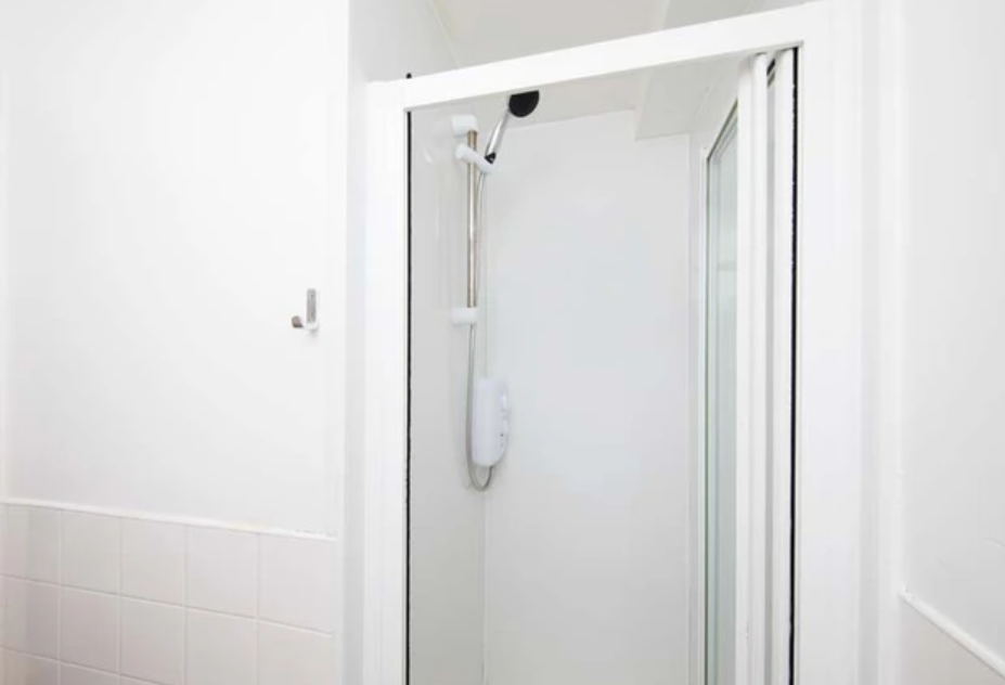 Large Ensuite: Two Bed Flat