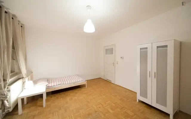 Tasteful single bedroom near the Bonner Platz metro 0