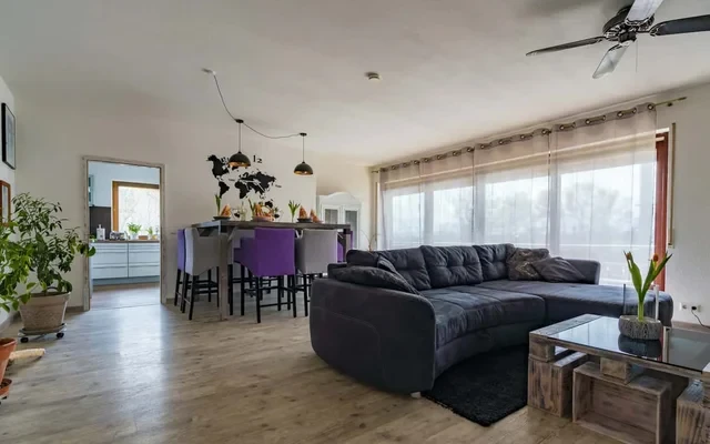 Geschmackvolle und geraeumige Wohnung mit drei Zimmern sowie Balkon und Einbaukuche in Friedrichshafen 2