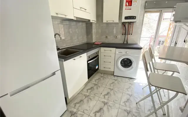 Attractive single bedroom with balcony - Madrid student accommodation - Single Bedroom with Balcony