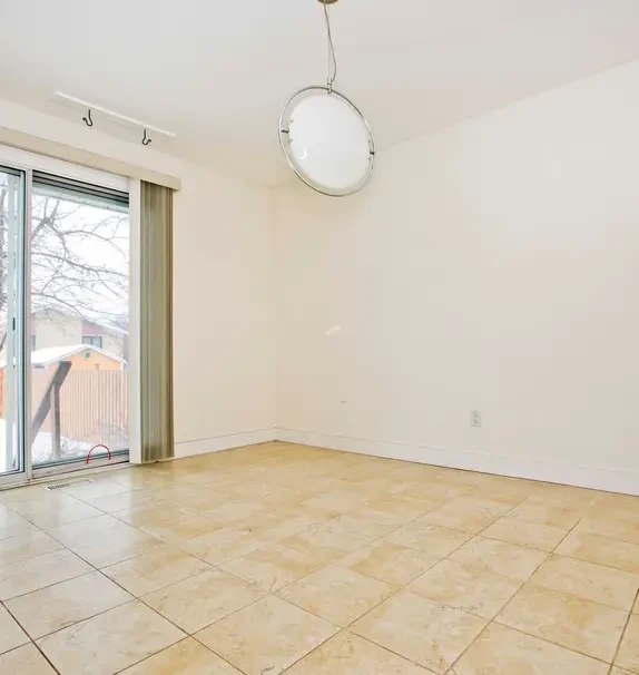 Shared Place·2B1B···12 Cartier Crescent