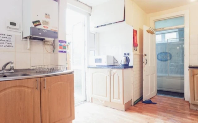 Bright double bedroom in Wood Green 4