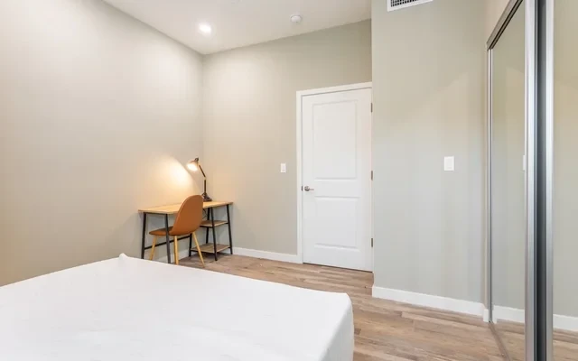 1331 1/2 W 37th Pl 4