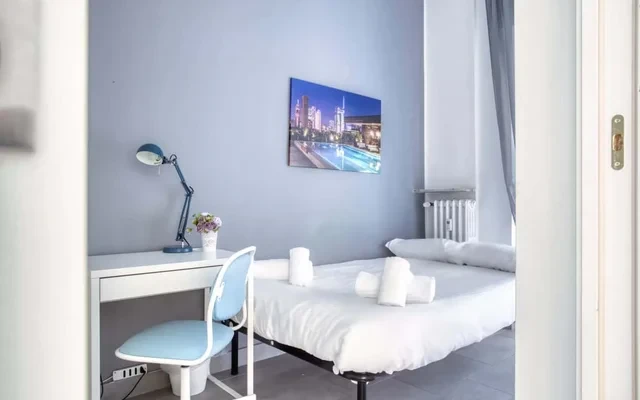 Large 3-bed apt w/ balconies&desks 4