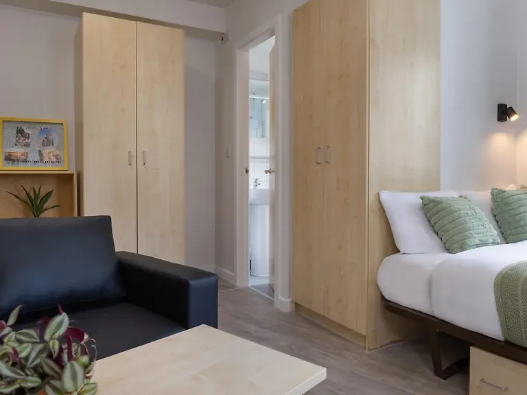Knoll Court photo 5
