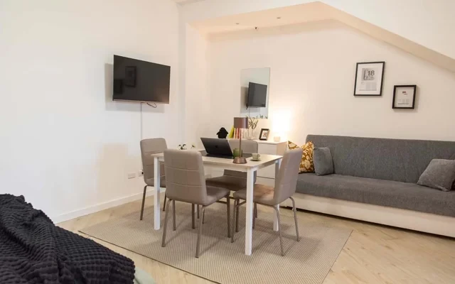 STUDIO APARTMENT (up to 4 same price) with LIVING AREA, PATIO and PRIVATE GARDEN, 15 min to ROME-DOWNTOWN #R2 1