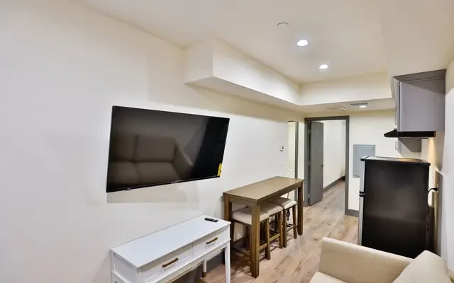 1182 1/2 W 37th Pl 3