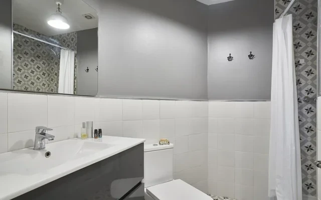 Spacious 3 bedroom flat with balcony in PobleSec, near Plaza Espana 3