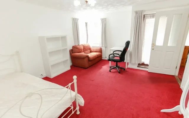 Shared Place·2B1B·Flat 2, Frank Judd Court, Kent Street 3