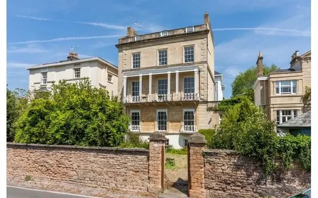 Canynge Square, BS8 3LB 3