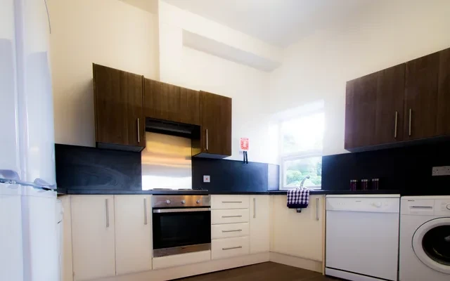 Flat 10, 223 Hyde Park Road 4