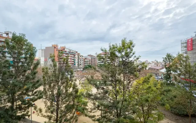 Carrer de Violant d'Hongria Reina d'Arago 4