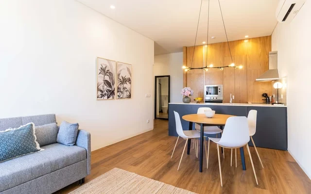 Stylish 1-Bedroom Apartment with Balcony on Rua do Carmo, Porto 0