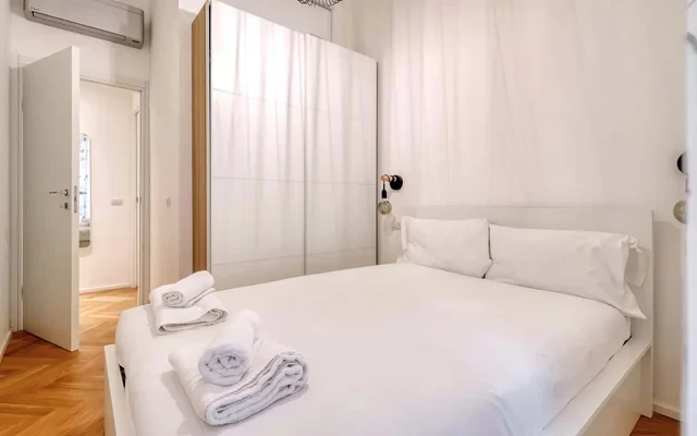Renovated Flat by Piazza Leonardo da Vinci 3