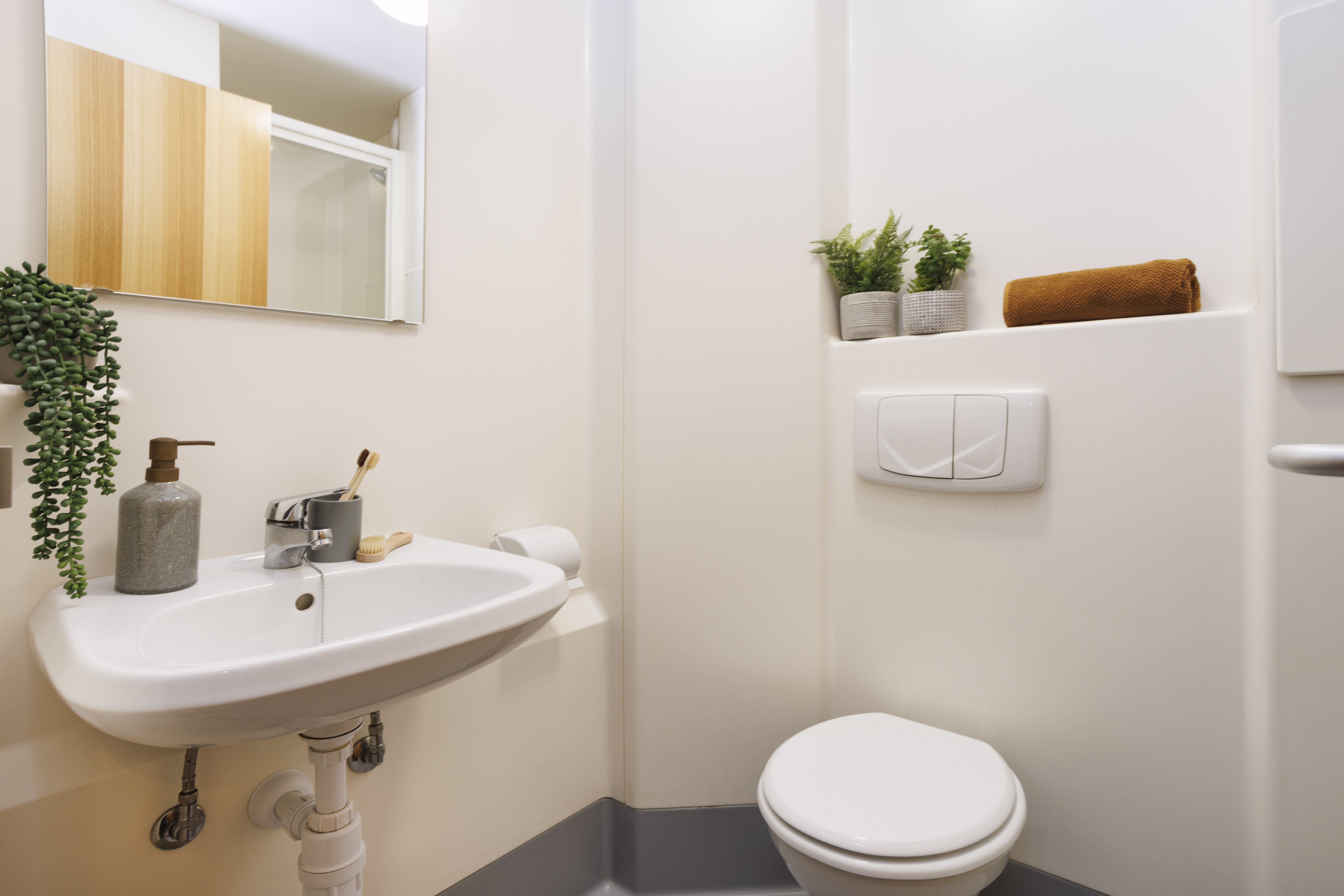 Large Ensuite: Three Bed Flat