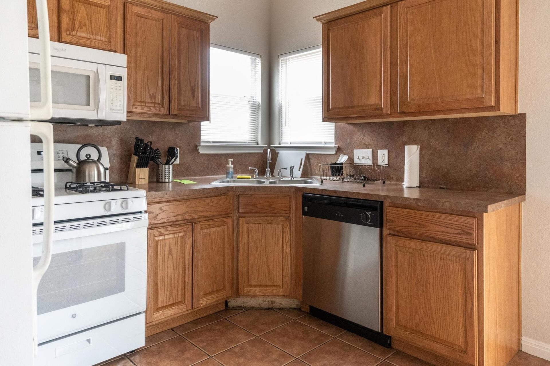 5 Bed 2 Bath Queen Bedroom E