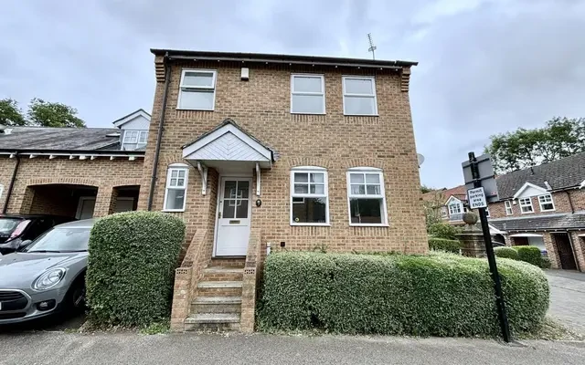 St Giles Close 0