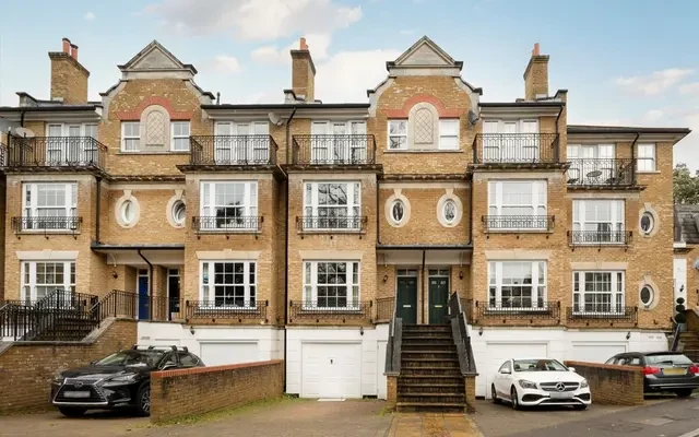 Chapman Square, Wimbledon, London, SW19 5QQ 1