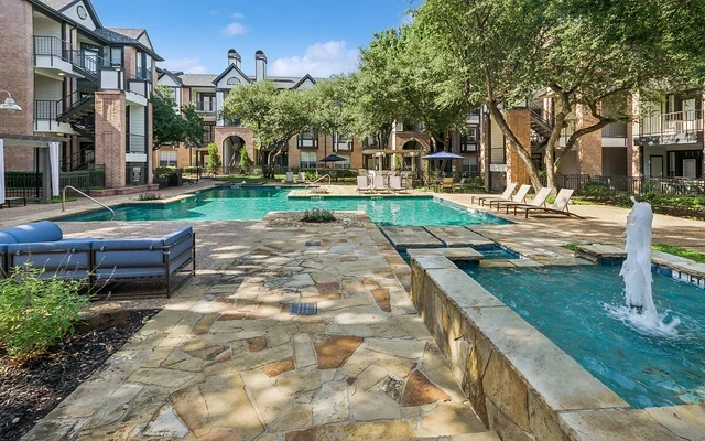 Arrive on University - chỗ ở sinh viên tại Dallas - Bể bơi