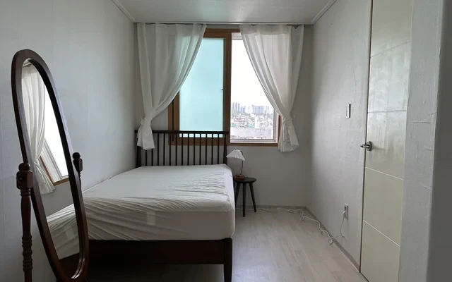 #40 Hyehwa, Four-Bedroom Apartment with Furniture 3