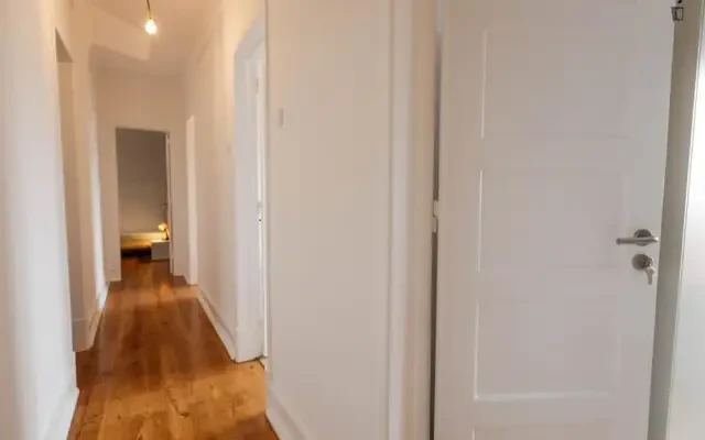 Student-friendly single bedroom in Olaias 3
