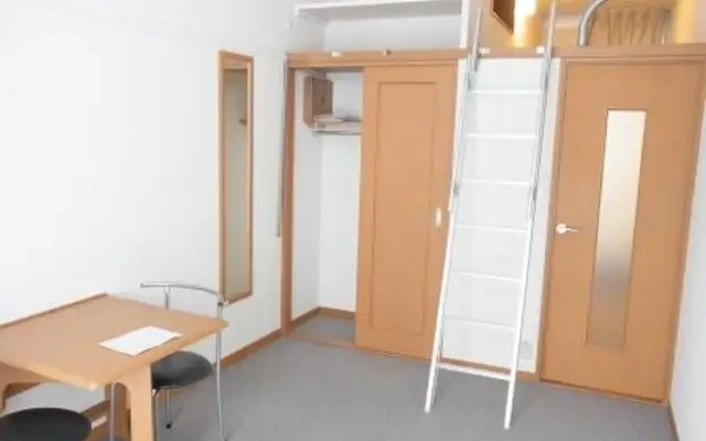 レオパレスプチベルク四番館 206號室 1
