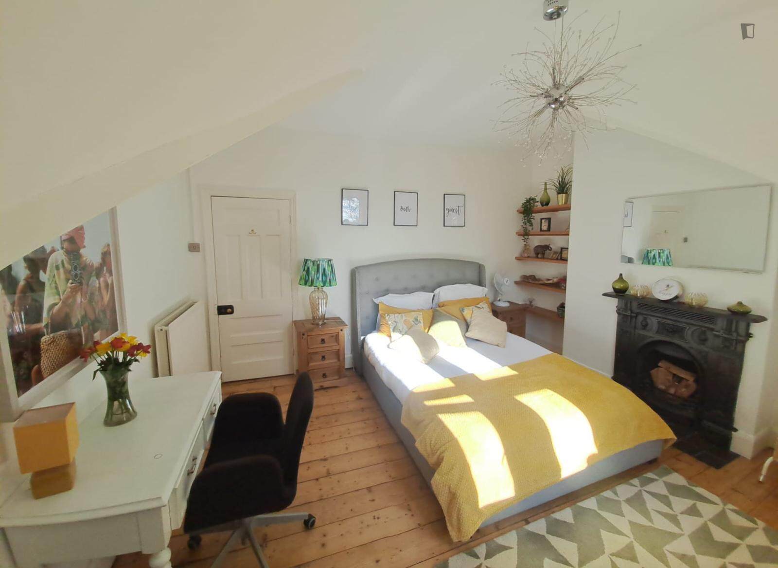 Very charming ensuite double bedroom, in a victorian 6 bedroom house