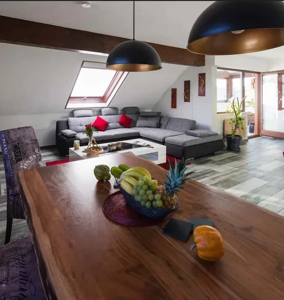 Geschmackvolle und geraeumige Wohnung mit drei Zimmern sowie Loggia und Einbaukuche in Friedrichshafen