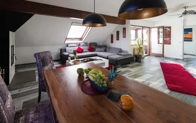 Geschmackvolle und geraeumige Wohnung mit drei Zimmern sowie Loggia und Einbaukuche in Friedrichshafen 0