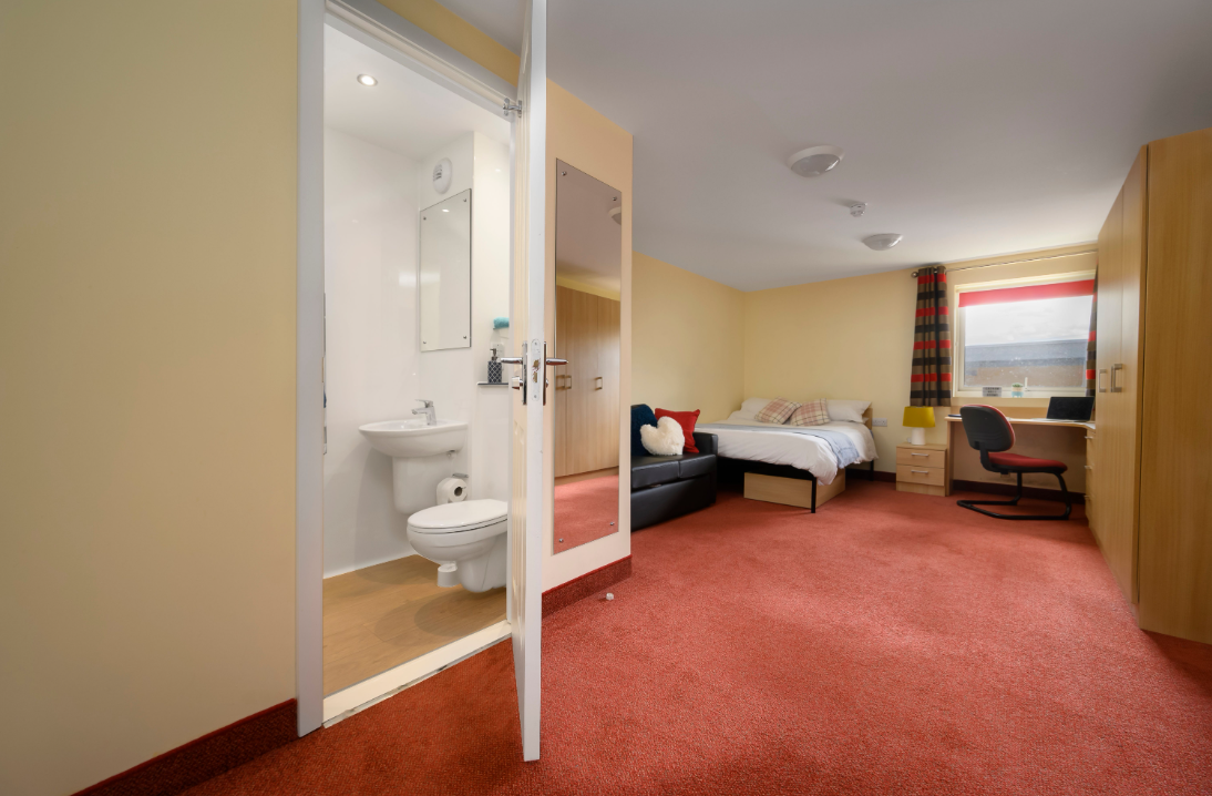 6 Bedroom Apartment – Deluxe