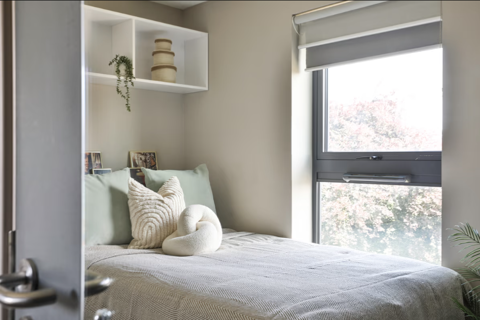 Classic 3 Bed Apartment - Churchyard View