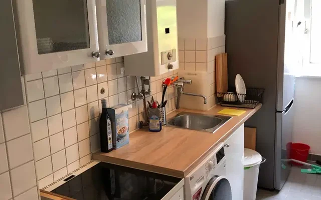 Cosy single bedroom with TV in a 3-bedroom apartment 2