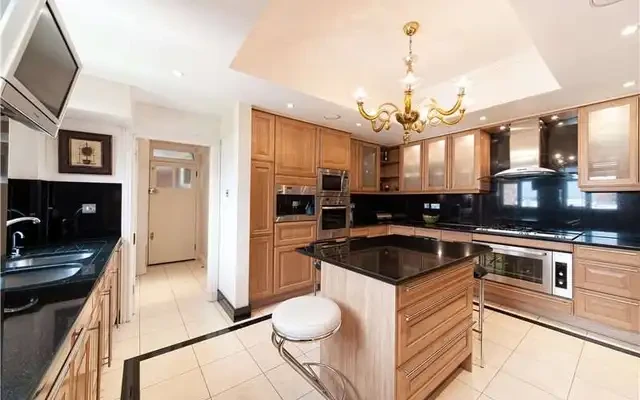 Kingston House North 1