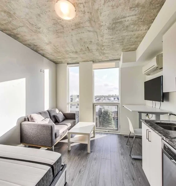 643 - 1900 Simcoe St N
