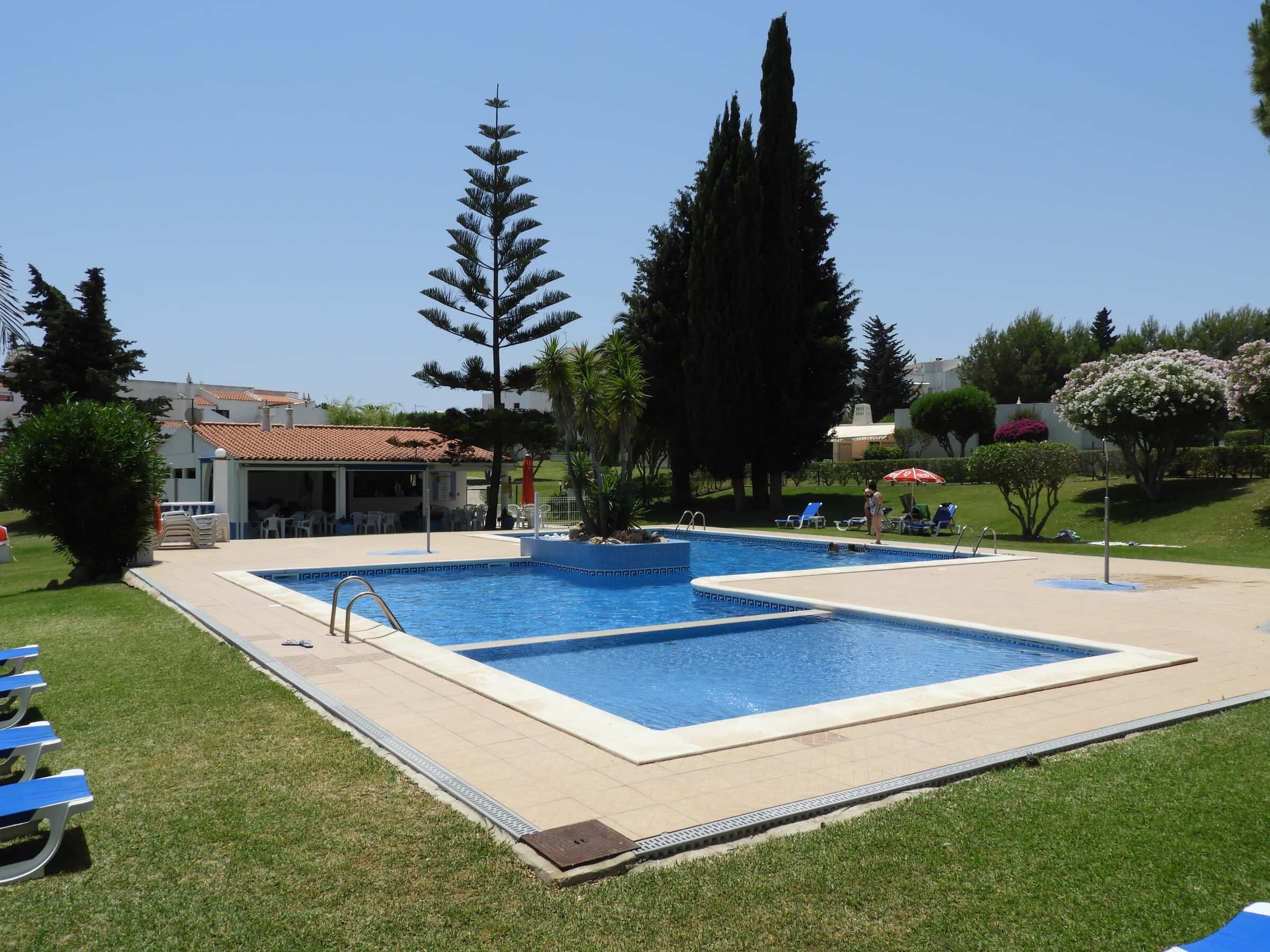 Two-bedroom apartment with balcony and pool in Porches