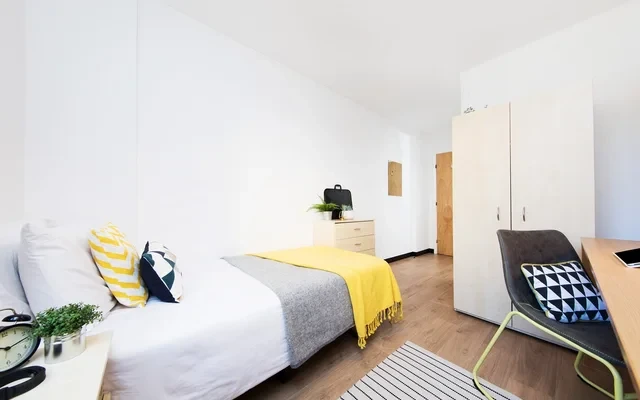 Ewen Henderson Court 3
