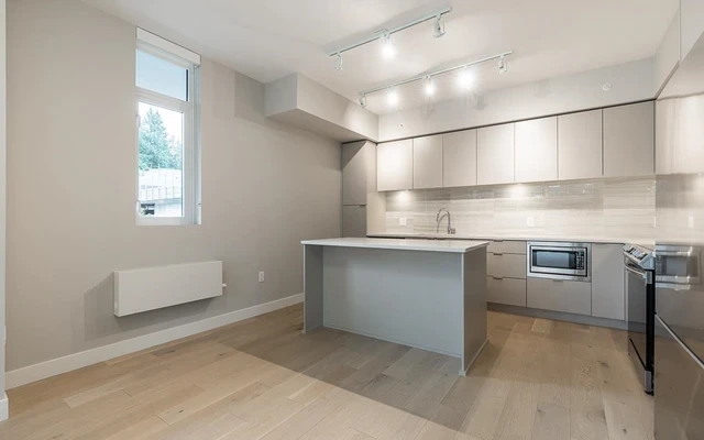 304-8725 University Crescent 3