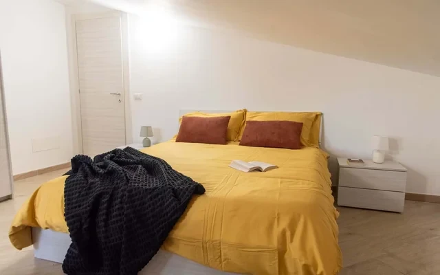ROOFTOP APARTMENT (up to 4) with QUEEN BED, LIVING AREA, PRIVATE TERRACE, 15 min to ROME-DOWNTOWN #R13 2