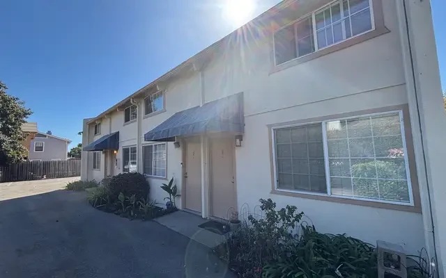 1020 Cacique Street - Santa Barbara student accommodation