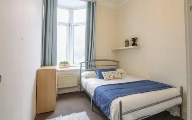 Bright double bedroom in a 9-bedroom flat, near Kilburn tube station 2