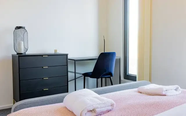 3 bed townhouse with parking onsite 4