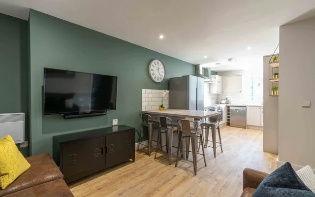 Flat 2, 124 Walter Road 3