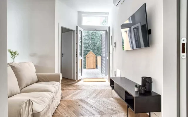 Stunning 2-bed flat w/ balcony 4